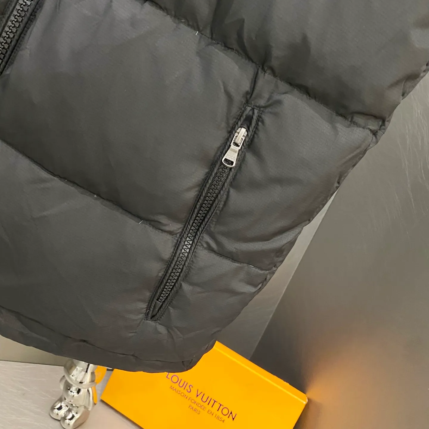 P520 Ralph Lauren/Ralph Lauren Men's Classic Pocket Zipper Waterproof Down Vest [Top Version] - - Accessories: Original tag washable label + electroplated YK zipper logo Customized Ralph Lauren zipper - Full set of accessories - The same style can be used by men and women Color: Black, Navy Blue, Black Glossy